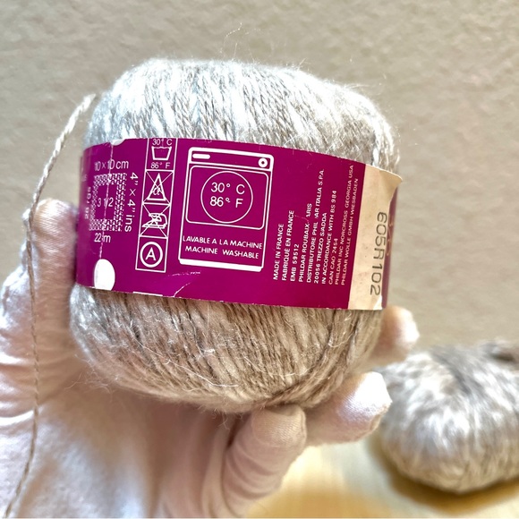 Phildar Linbel Slub Yarn white/warm grey. 1 & 2/3rds skeins. - Picture 4 of 11